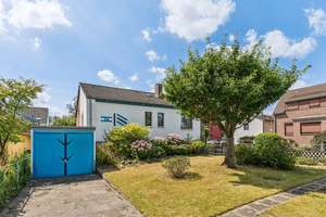 Einfamilienhaus mit Garage auf großzügigem Gartengrundstück in Burg-Grambke zur Modernisierung