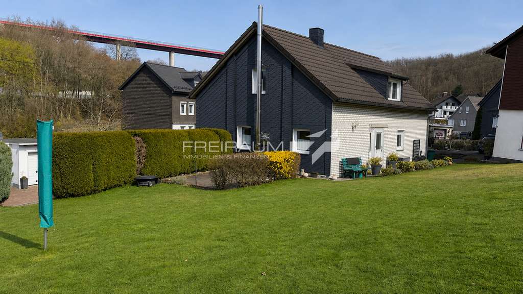 Immobilie in Wilnsdorf - Freiraum4 +++ Charmantes Einfamilienhaus mit großem Grundstück & zusätzlichem Ackerland in Wilnsdorf - Bild 1