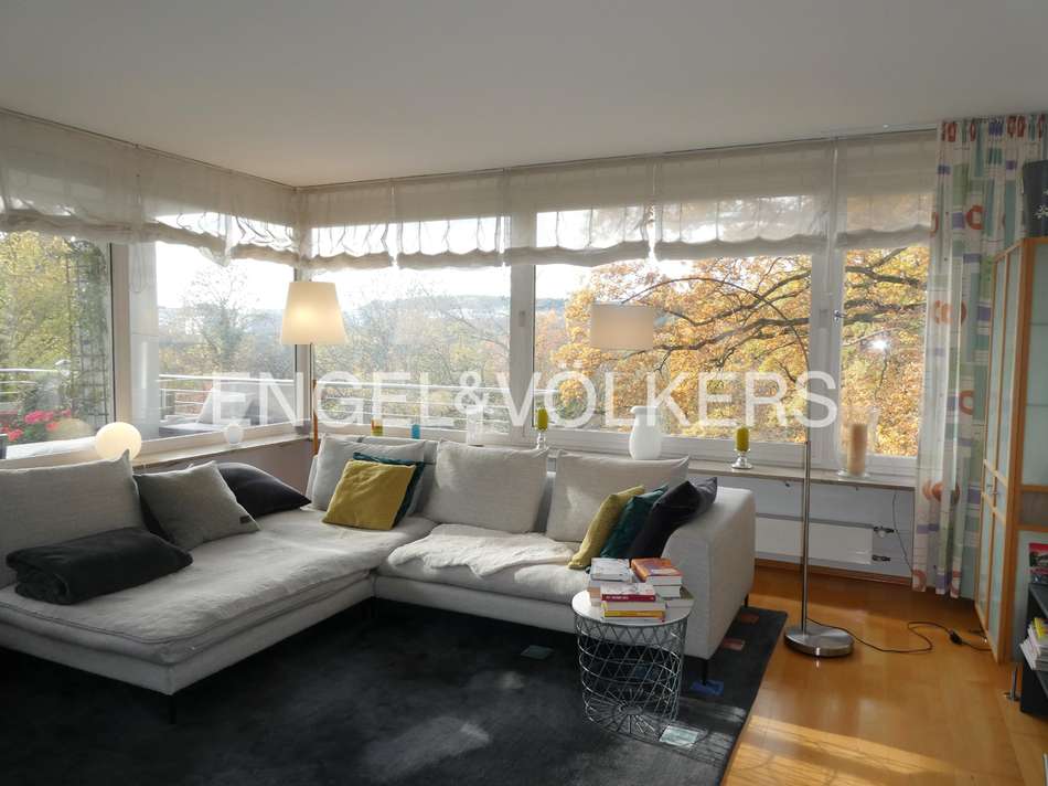 Helles Wohnzimmer mit Zugan...