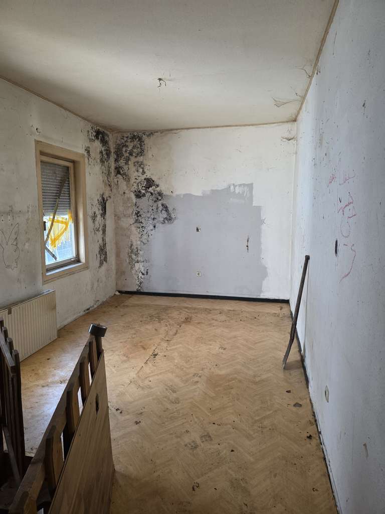 Immobilie in Mönchengladbach - Sanierungsbedürftiges Mehrfamilienhaus mit erheblichem Entwicklungspotenzial. - Bild 1