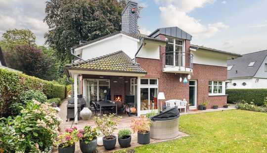 Bild von Großzügiges Rotklinkerhaus mit idyllischem Traumgrundstück in Volksdorf