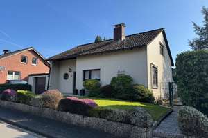 Freistehendes Einfamilienhaus mit Garage in ruhiger Wohnlage.