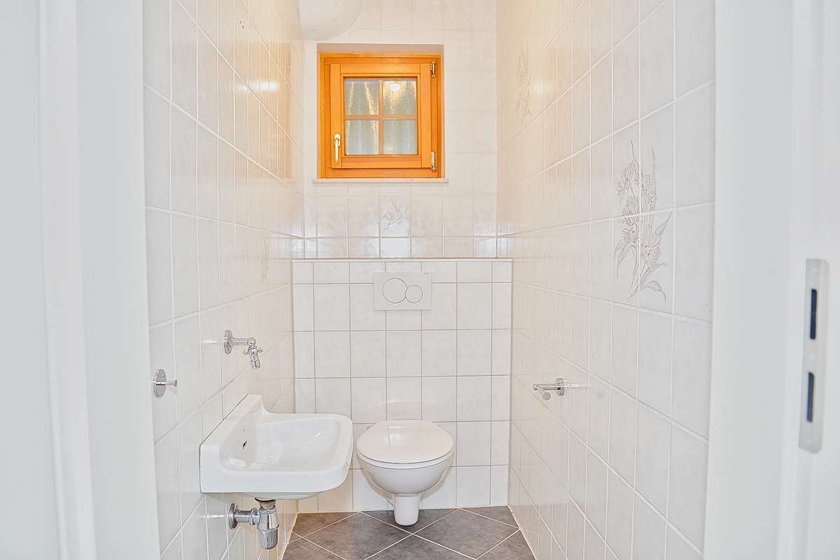 Immobilie in Enzklösterle - Mehrgenerationenhaus, Ferienwohnungen, ruhige Lage, sehr guter Zustand, neue Heizung, PV, Garagen - Bild 12