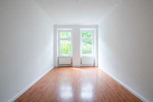 Bezugsfreie 2-Zimmer-Wohnung mit Altbau-Flair und modernem Tageslicht-Badezimmer, jetzt besichtigen – Rennbahnstrasse 24, 13086 Weißensee, Berlin – Vorschaubild 2