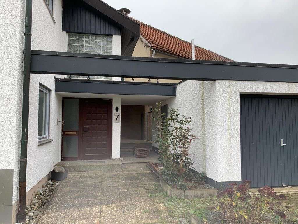 Immobilie in Neresheim - 4-Familienhaus mit zwei freien Wohnungen, 2 Garagen und Solar. - Bild 1