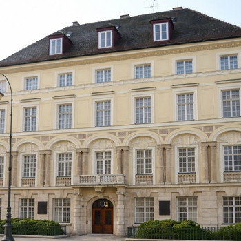 STOCK - histroisches Gebäude | helle Büroräumlichkeiten | Karolinenplatz