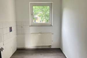 Einziehen und Wohlfühlen! 3-Zimmerwohnung mit Balkon in gepflegtem Mehrfamilienhaus in SZ-Lebenstedt – Sudermannstr. 3, 38226 Lebenstedt, Salzgitter – Vorschaubild 2