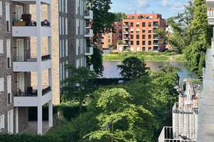 Wohnen mit Wasserblick: 2 Zimmer, Balkon & moderne Ausstattung