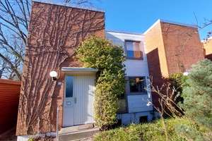 Sonniges Reihenendhaus, Flachdach, provisionsfrei, sofort beziehbar. 