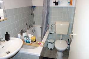 KOMFORT WOHNUNG IN URDENBACH HELL UND RUHIG KOMPLETT LAMINAT WANNENBAD 2 ZIMMER / 3. ETAGE (DG) – Gänsestraße 38, 40593 Urdenbach, Düsseldorf – Vorschaubild 8