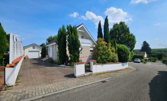 Wunderschönes Einfamilienhaus - super Lage - große Garage - Garten mit sommerlicher Atmosphäre