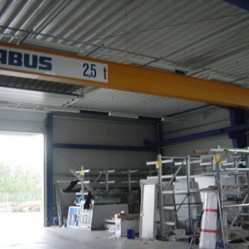 2.000 m² HALLE + ca. 1.000 m² FREIFLÄCHE, MIT KRANBAHN ZU VERMIETEN IN FFM-PREUNGESHEIM ZU VERMIETEN