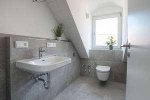 Charmante 2-Zimmer-DG-Wohnung im Grünen mit Balkon und Einbauküche in München-Allach – 80999 Untermenzing, München – Vorschaubild 4
