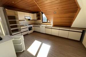 RENOVIERTE, GROSSZÜGIGE 2-ZIMMER-DG-WOHNUNG MIT EINBAUKÜCHE IN RUHIGEM 6-PARTEIENHAUS – 67065 Mundenheim, Ludwigshafen am Rhein – Vorschaubild 12