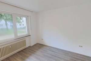 Viel Raum zum Leben: Gepflegte 4-Zimmer-Wohnung mit Balkon, Einbauschränken & 2 Bädern – Am Heilandsfrieden 11, 33104 Schloß Neuhaus, Paderborn – Vorschaubild 3