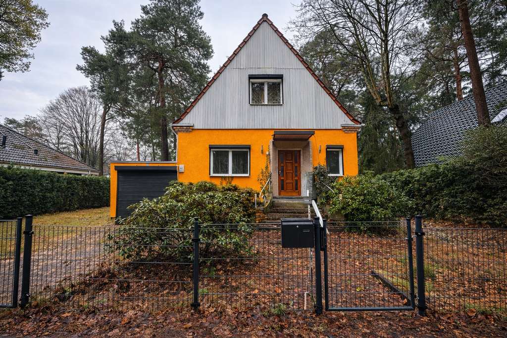 Immobilie in Hoppegarten - Naturnahes Einfamilienhaus mit 4 Zimmern, Wintergarten, 2 Hauseingängen und Garage - Bild 1