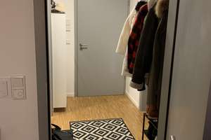 Stilvolle 2-Zimmer-EG-Wohnung mit Einbauküche 3-türigen Schiebetürenschrank, Terrasse und Garten – Kirchplatz 11a, 85051 Süd, Ingolstadt – Vorschaubild 8