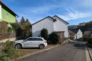 Angenehmes Zweifamilienhaus in ruhiger Lage mit kleinem Gärtchen und 2 Pkw-Stellplätzen. – Im Hohlenfels 12, 55606 Kirn – Vorschaubild 3