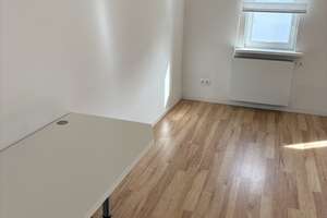 Teilmöbelierte gehobene 2-Zimmer-Wohnung in Zuffenhausen mit Dachterrasse  und Bühne – Marbacher Straße 48, 70435 Zuffenhausen-Mitte, Stuttgart – Vorschaubild 9