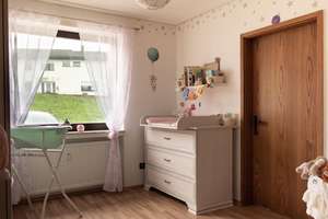 Exklusiver freistehender Bungalow mit Einliegerwohnung, Fernblick, Doppelgarage & großem Garten – Krappelroth 29, 66839 Schmelz – Vorschaubild 6