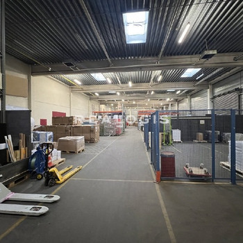 Stelle, ca. 1.300 m² Lager-/Produktionfläche mit Rampen und ebenerdiger Andienung, provisionsfrei