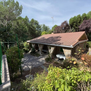 Haus mit Garage, Swimmingpool und großem Garten