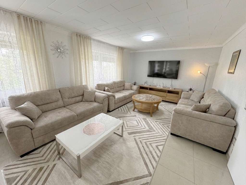 Immobilie in Siegburg - Siegburg-Stallberg: 4-Zimmer-Wohnung – Sonnig & 2 Balkone und Aufzug - Bild 0