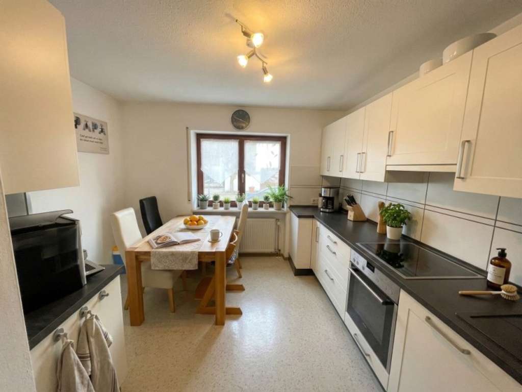 Immobilie in Buchloe - SCHICKE - GERÄUMIGE 3/4 ZIMMER-ETW mit großem BALKON in RUHIGER WOHNLAGE von BUCHLOE! - Bild 2