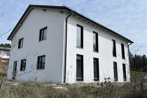 Stadtnah und trotzdem ruhige Lage - Neubau Doppelhaushälfte in Windischbergerdorf – Die vollständige Adresse der Immobilie erhältst du vom Anbieter., 93413 Cham – Vorschaubild 1