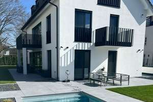 Aussergewöhnliches Einfamilienhaus mit Pool und Tiefgarage im Münchner Süden  – Die vollständige Adresse der Immobilie erhältst du vom Anbieter., 82031 Grünwald – Vorschaubild 1