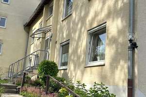 Freie 2-Zimmer-Erdgeschosswohnung mit Terrasse und Garage