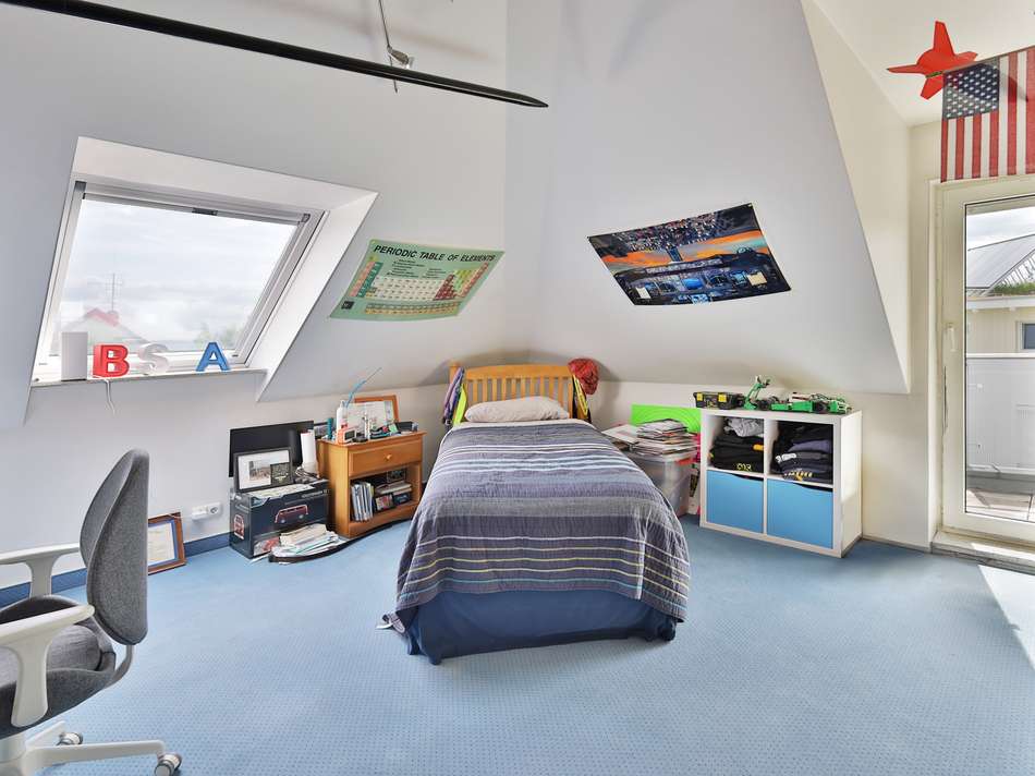 Helles Kinderzimmer mit Balkon