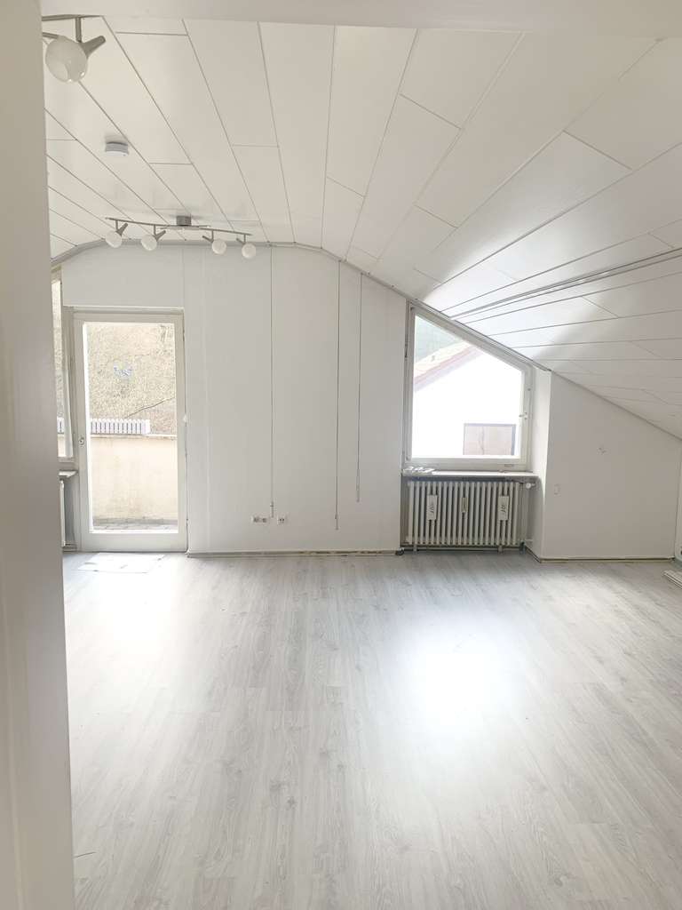Immobilie in Bad Liebenzell - ! PROVISIONSFREI ! - Charmante und helle 1,5-Zi.  Dachgeschosswohnung mit Blick über Bad Liebenzell - Bild 2