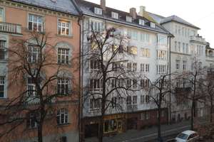 „Besonders und sehr selten“:  Ein kleines Juwel in München- Schwabing mit viel Potential!