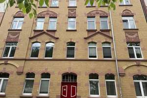 komplett renovierte Dachgeschosswohnung mit Einbauküche im Zentrum