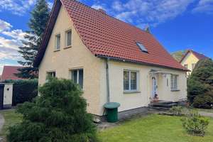 PROVISIONSFREI | Charmantes Einfamilienhaus mit großem Grundstück am grünen Berliner Stadtrand – Die vollständige Adresse der Immobilie erhältst du vom Anbieter., 13125 Buch, Berlin – Vorschaubild 1