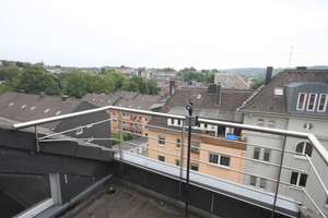 3-Zi DG-Wohnung im kernsanierten MFH in Barmen mit Balkon, Bad mit Badewanne und Dusche – Gernotstr. 51, 42275 Oberbarmen, Wuppertal – Vorschaubild 2