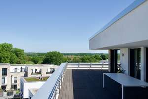 Direkt per Aufzug ins private Wohnglück. Exklusive Penthousewohnung mit großer Dachterrasse & Grünbl