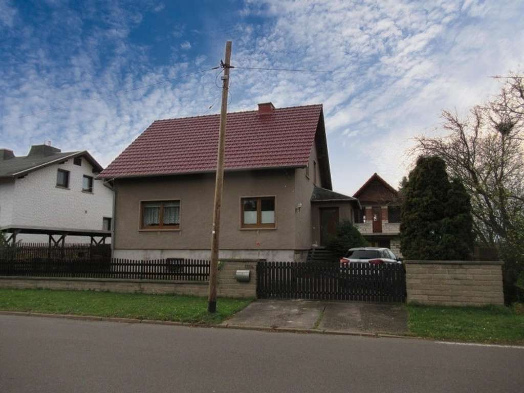 Immobilie in Georgenthal - Einfamilienhaus mit Garten und Nebengebäude
 - Bild 1