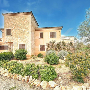 Komfortable Villa mit großem Garten und privatem Pool bereit für den Sommer