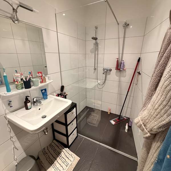 *** Moderne 4-Zimmer-Wohnung mit Stellplatz & zwei Bädern ***