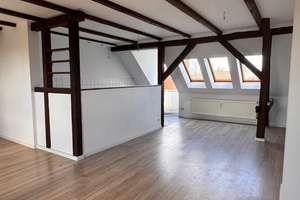 Helle Maisonette-Dachgeschosswohnung mit Balkon & Loft-Charakter