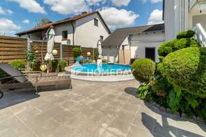 Gepflegte Doppelhaushälfte mit Pool, Doppelgarage und vielseitigem Platzangebot
