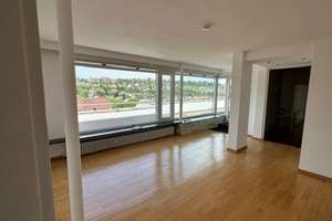 Schöne 3,5-Raum-Penthouse-Wohnung mit EBK und Balkon / Terrasse in Stuttgart