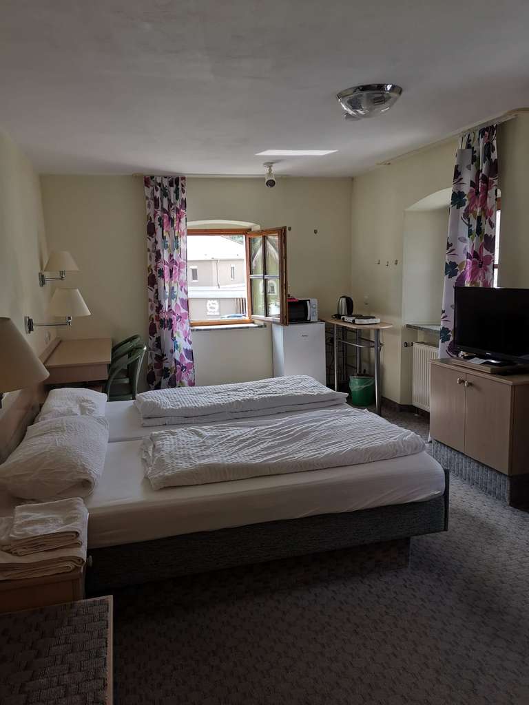 Immobilie in Illschwang - Wohnhaus mit Monteurzimmern und Bädern – sofort vermietbar - Bild 2