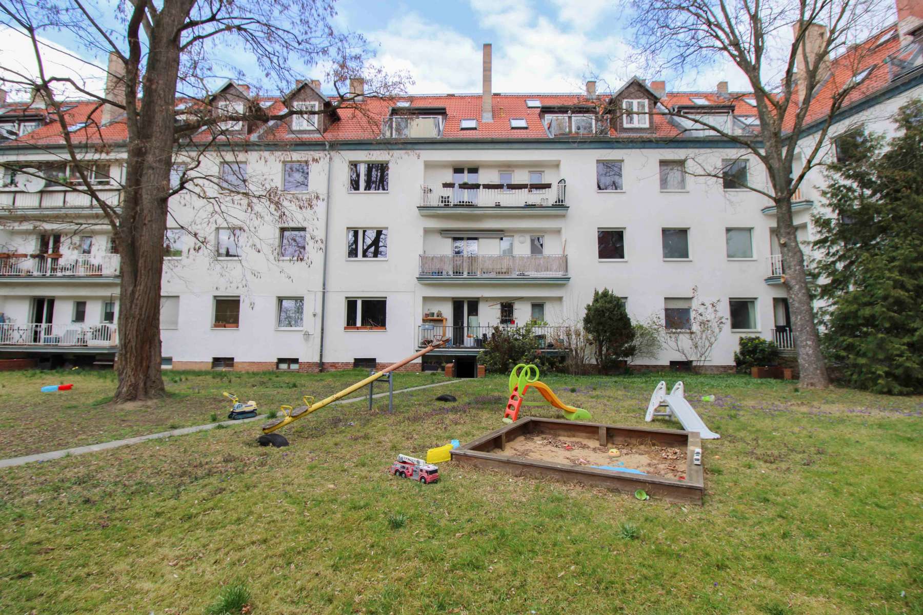 Bezugsfrei: Sanierungsbedürftige 2- Zimmer-Wohnung mit Balkon in Weißensee, Berlin – Bild 1