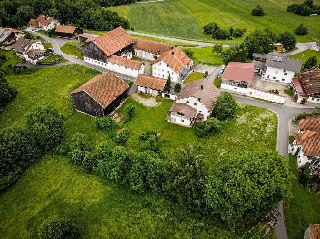 Immobilie in Röhrnbach - Hofstelle im Bayerischen Wald - vielseitiges "Sacherl" mit Aussicht - Bild 0