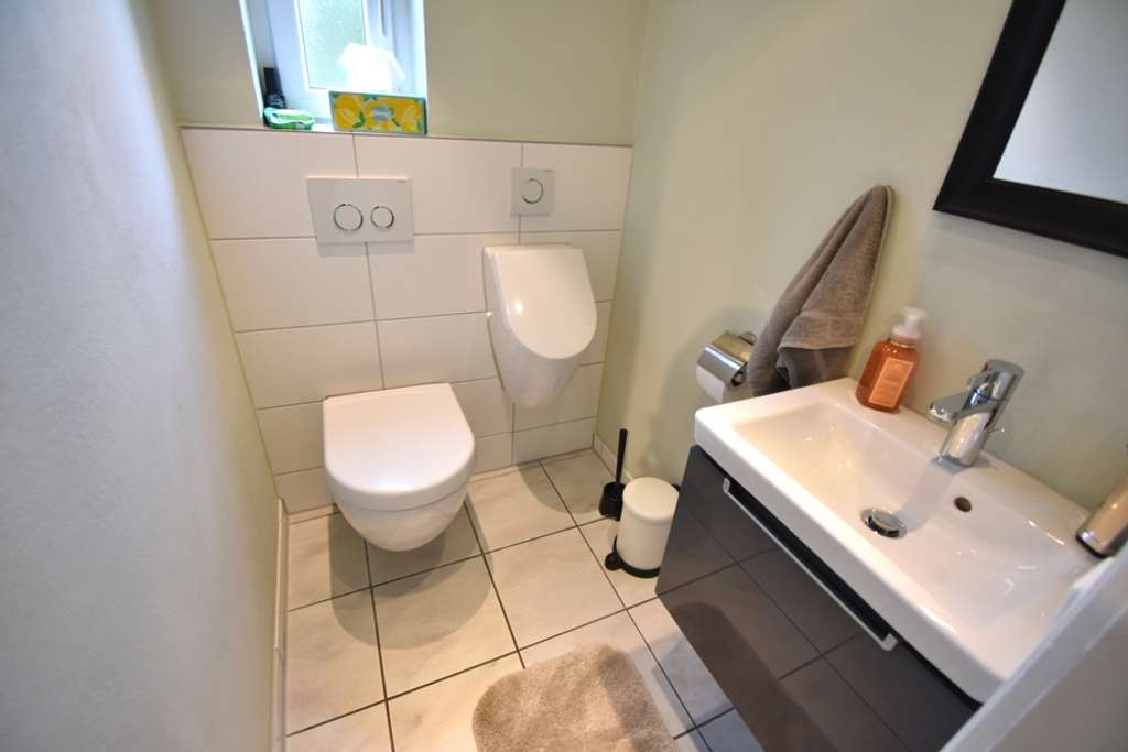 Immobilie in Waldenbuch - **Waldenbuch: 9-Zimmer-Haus mit Garten und Carport** - Bild 4