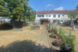 Sonniges, kleines Reiheneckhaus mit großem Garten zur Miete.