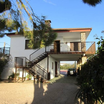 Zweistöckige Villa mit Swimmingpool und drei Abstellräumen zu verkaufen.